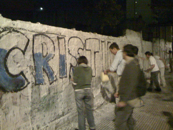 La Cámpora pintando en Capital Federal Compañeros de La Cámpora Capital retomaron el "tiza y carbón".