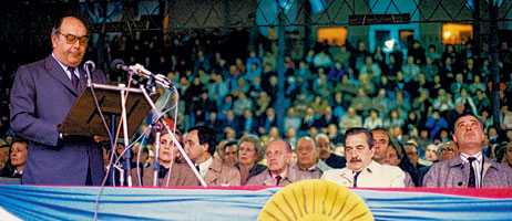 Alfonsin abucheado en la Rural en el año 1988.