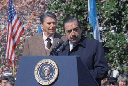 Alfonsí­n con Ronald Reagan