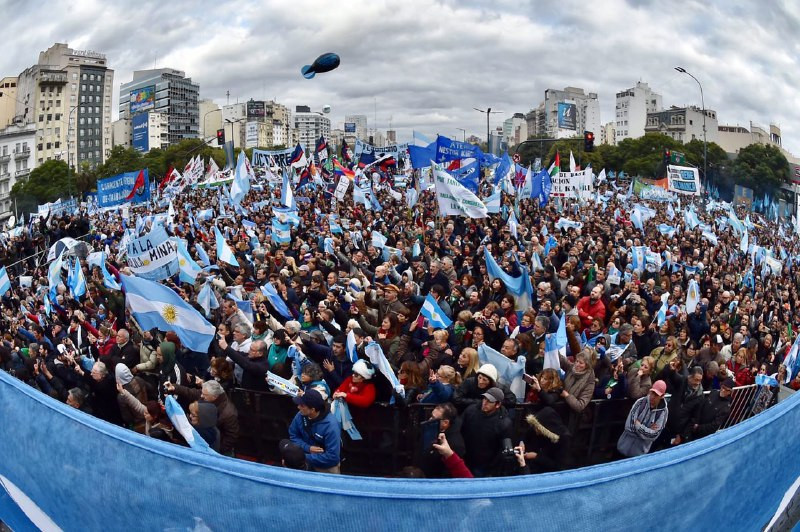 Masiva movilización contra el FMI para gritar: "La Patria no se rinde"