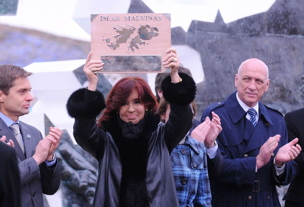 Devuelvan las Malvinas. Liberen a Cristina.