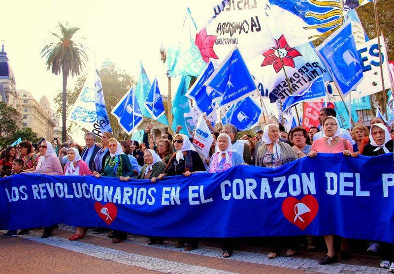 Madres de la Plaza, el Pueblo las abraza!