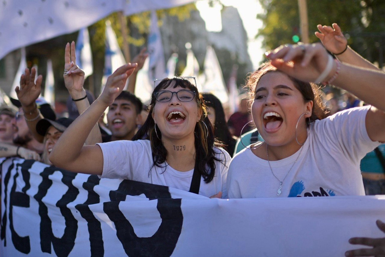 Feminismos populares contra las estafas de Milei