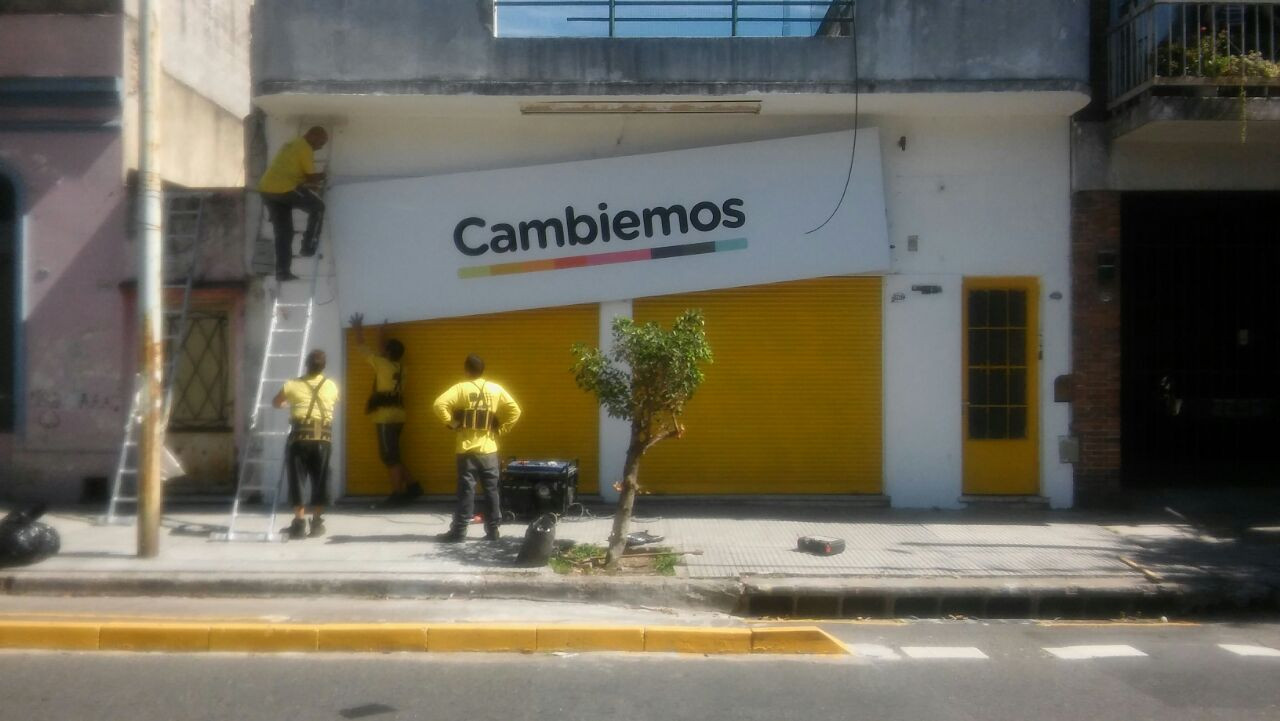 Vecinos de la Comuna 11 piden explicaciones por utilización de recursos públicos para montar local de Cambiemos