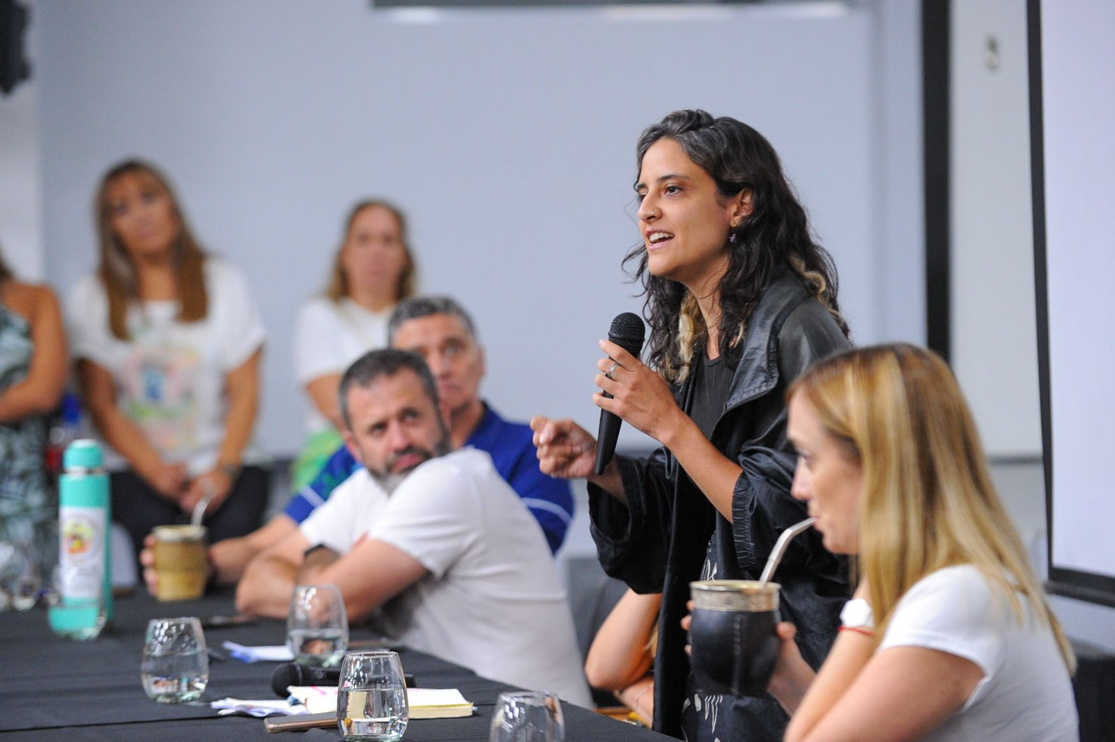 “Tres o más personas sin autorización”