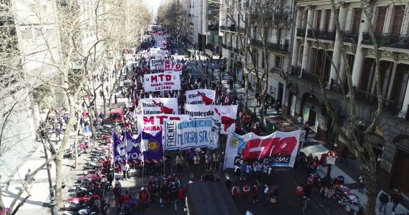 Organizaciones sociales montaron un enorme comedor popular sobre la Avenida de Mayo