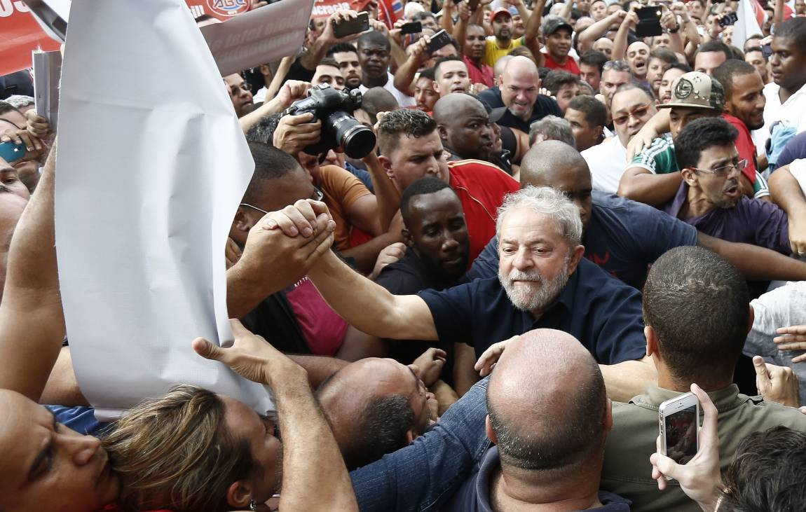 Con la detención de Lula, los medios y los jueces preparan el golpe en Brasil