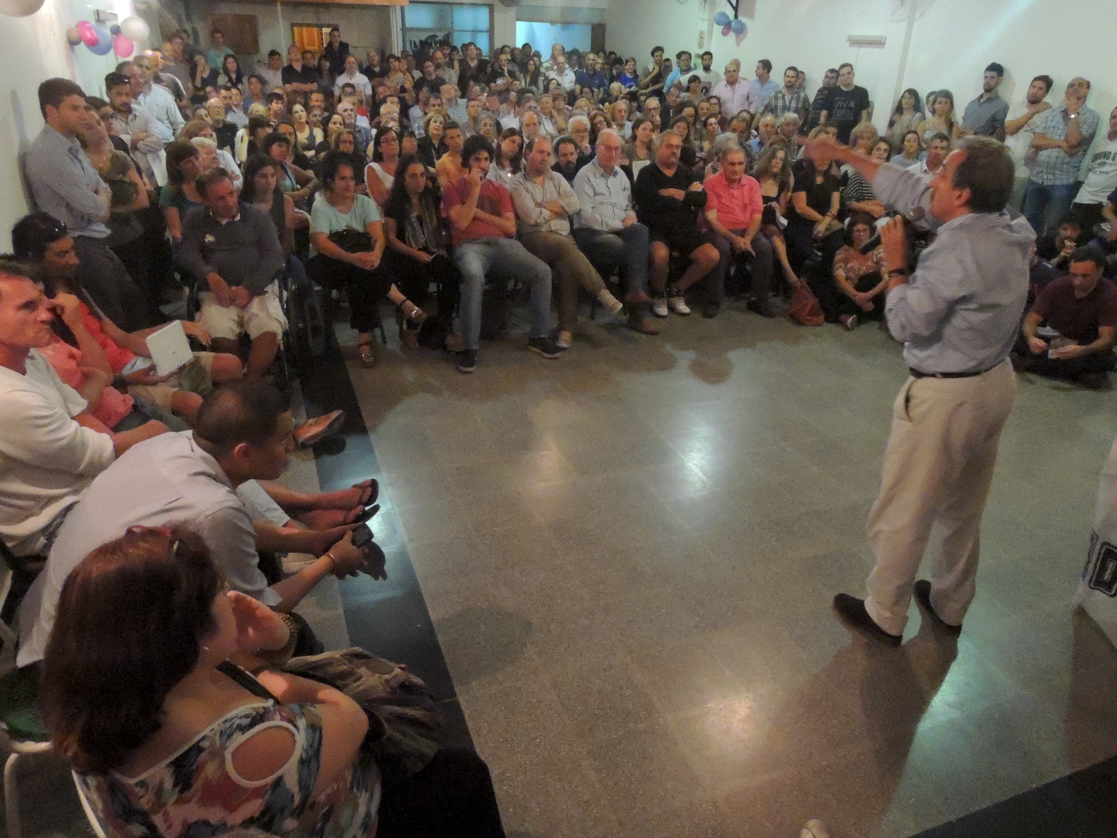 Charla debate con Guillermo Moreno en la Comuna 10