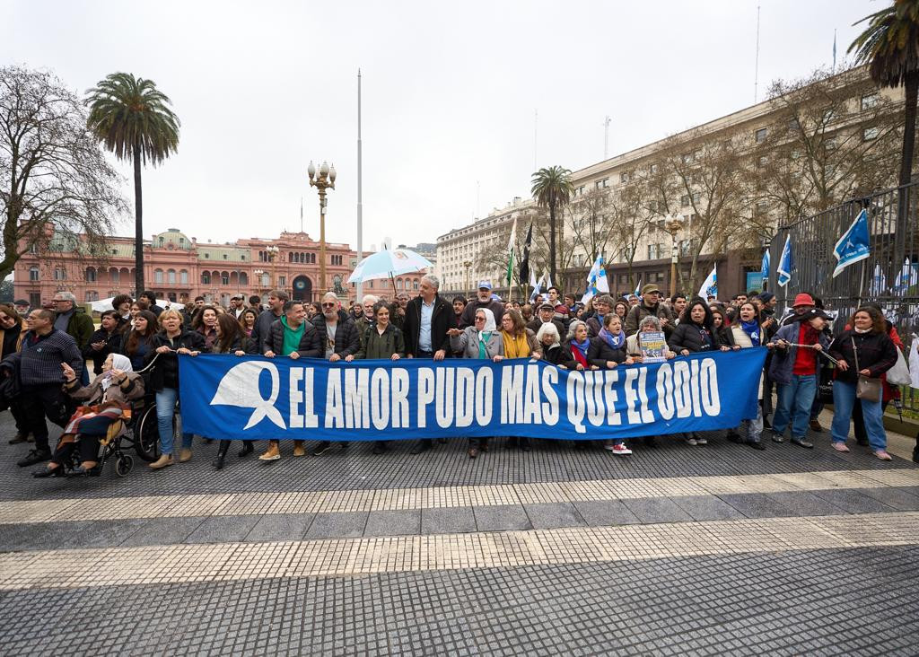 Siempre junto a las Madres