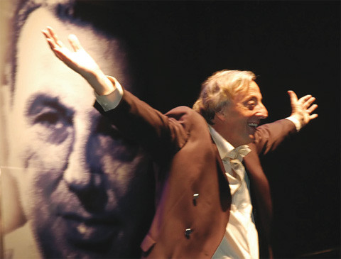 Los ojos ciegos bien abiertos