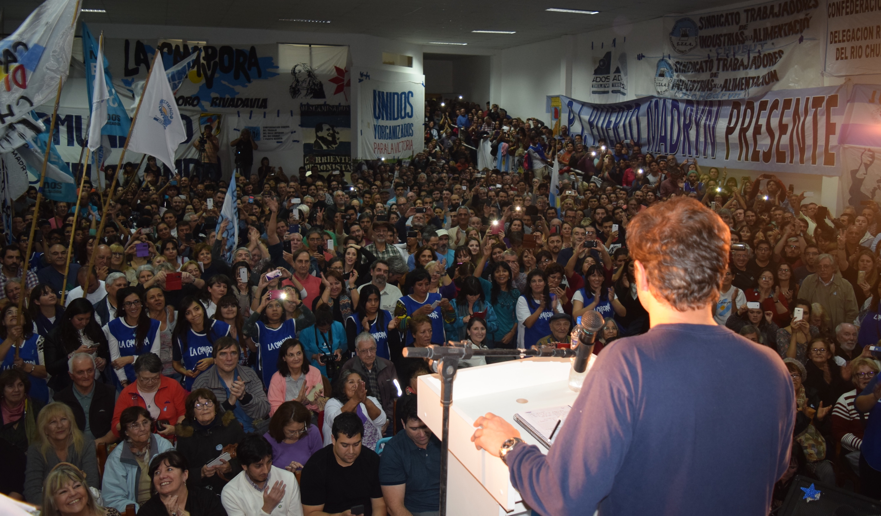 Axel Kicillof junto a miles de chubutenses en Puerto Madryn