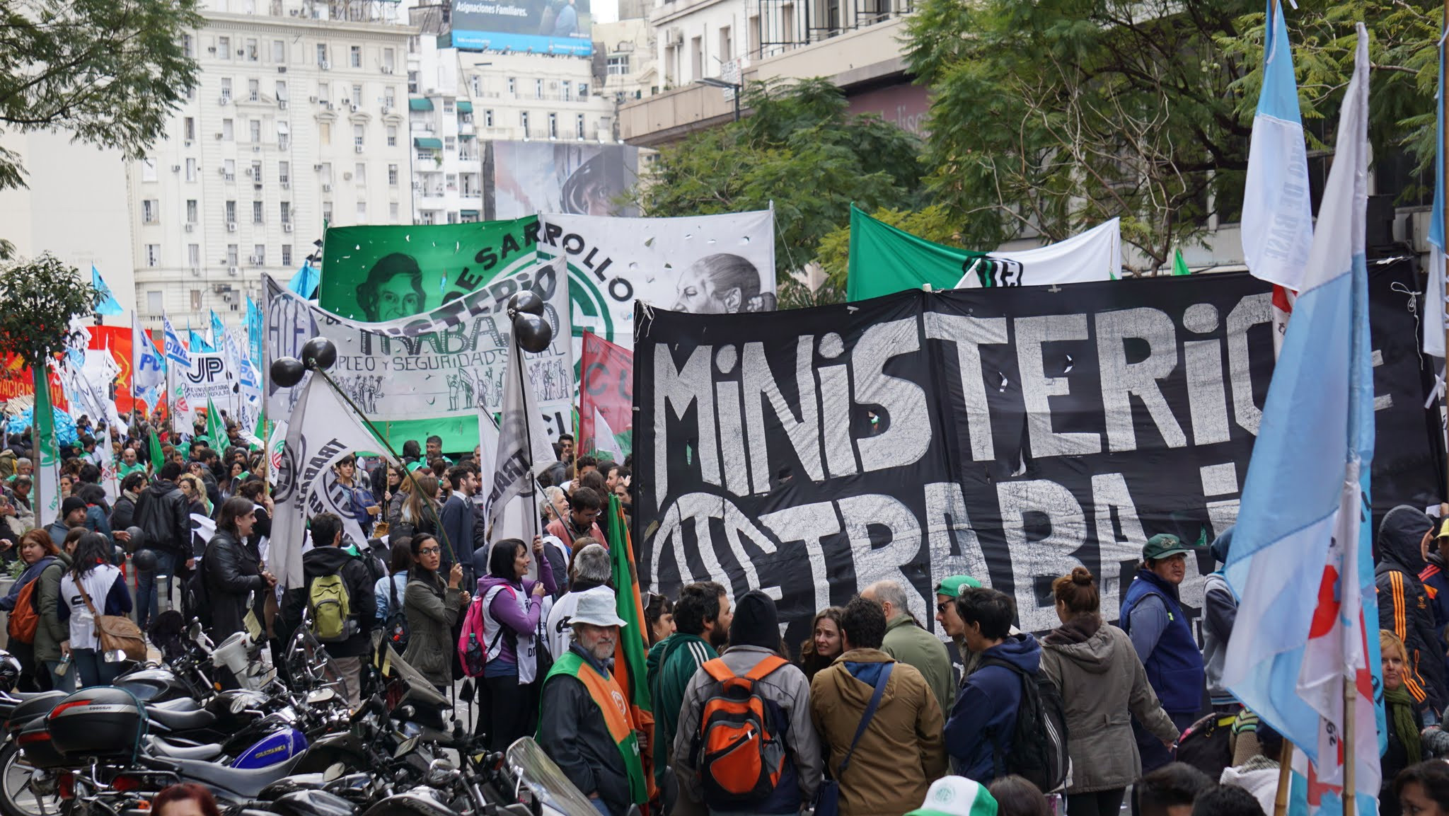 LA MULTITUDINARIA MARCHA FEDERAL AVANZA HACIA PLAZA DE MAYO