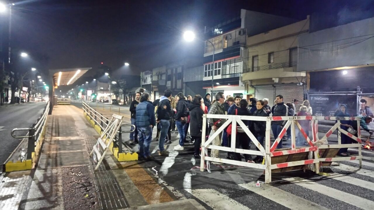 POR CORTES DE LUZ, CORTARON AVENIDA JUAN B JUSTO EN VILLA SANTA RITA