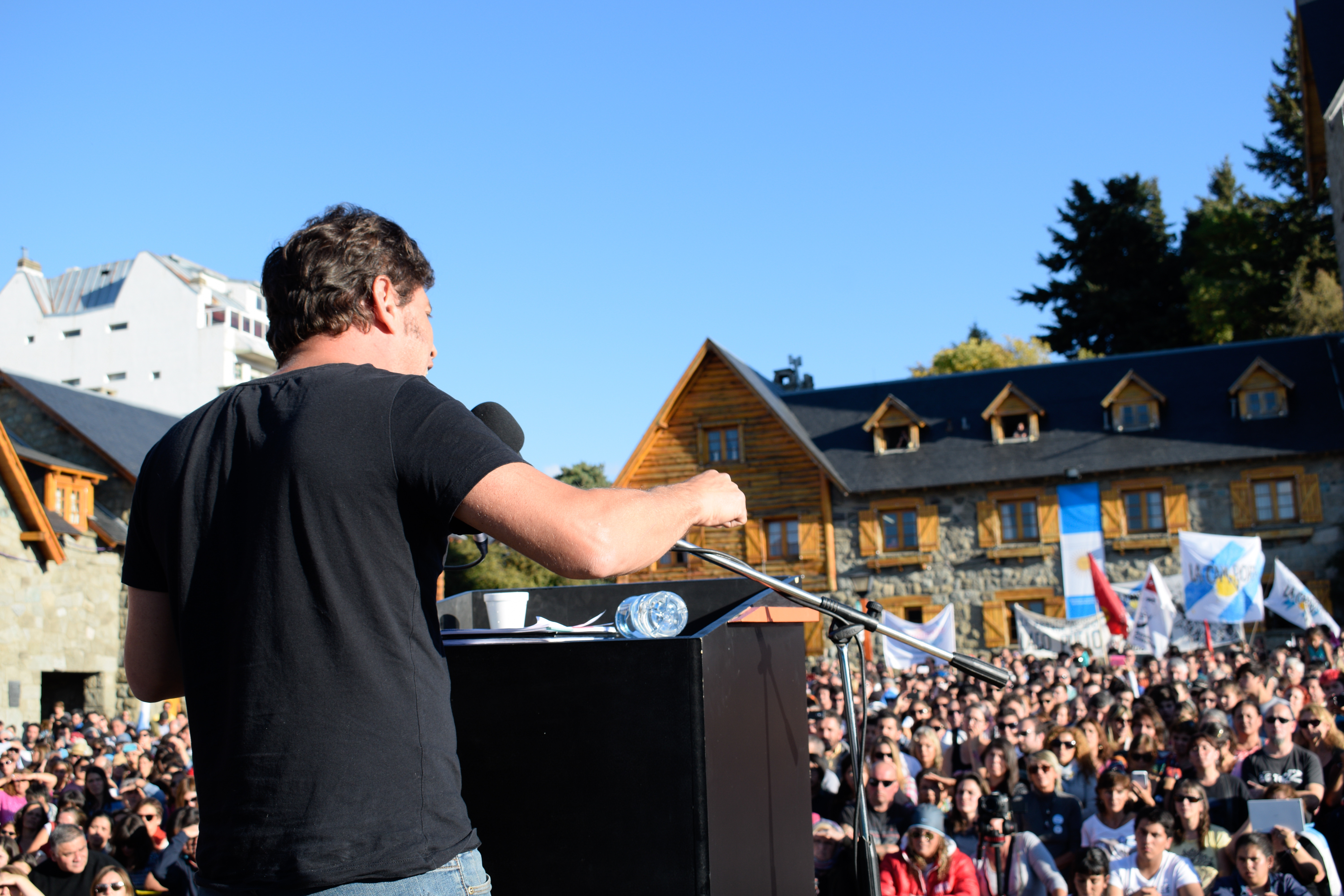 Miles de rionegrinos en la Plaza del pueblo en Bariloche