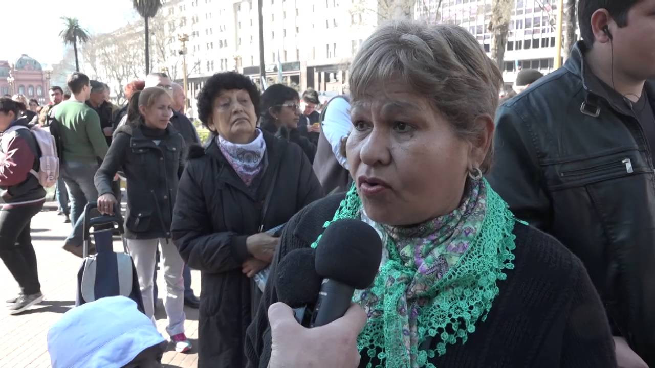 La entrega de fruta gratuita convocó a miles de personas en Plaza de Mayo