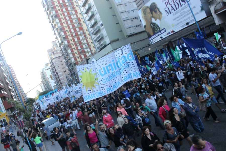 Una multitud en Mar del Plata repudió la prisión domiciliaria a Etchecolatz