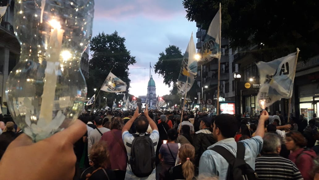Multitudiniaria marcha de antorchas contra los tarifazos
