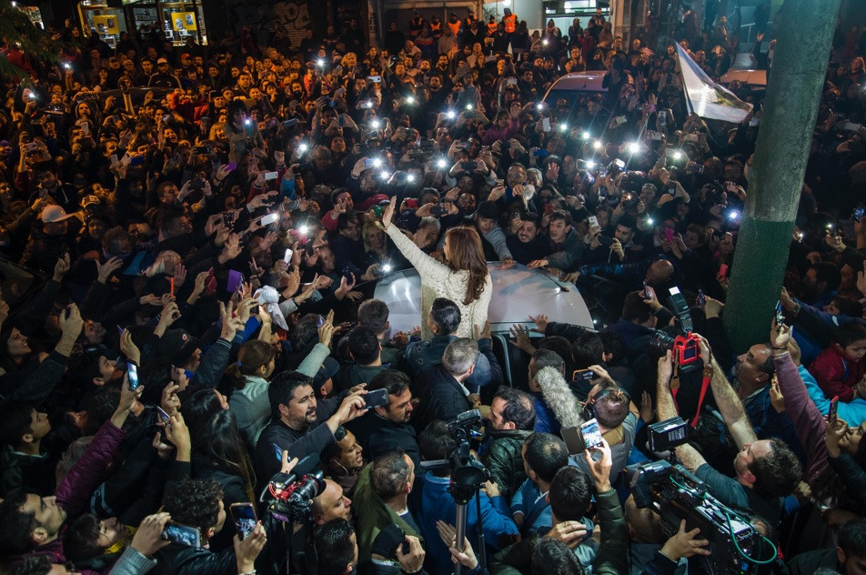 Cristina acomodando melones