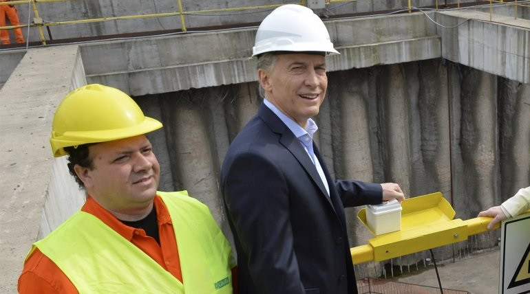 Macri pide volver a "discutir los convenios" de trabajo