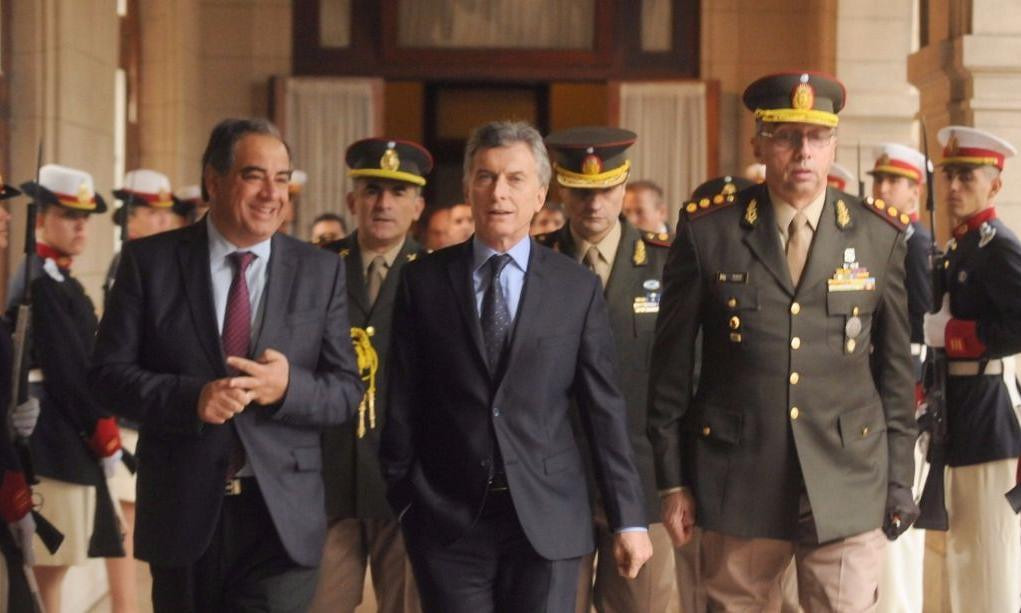 El gobierno inició una alocada carrera armamentista