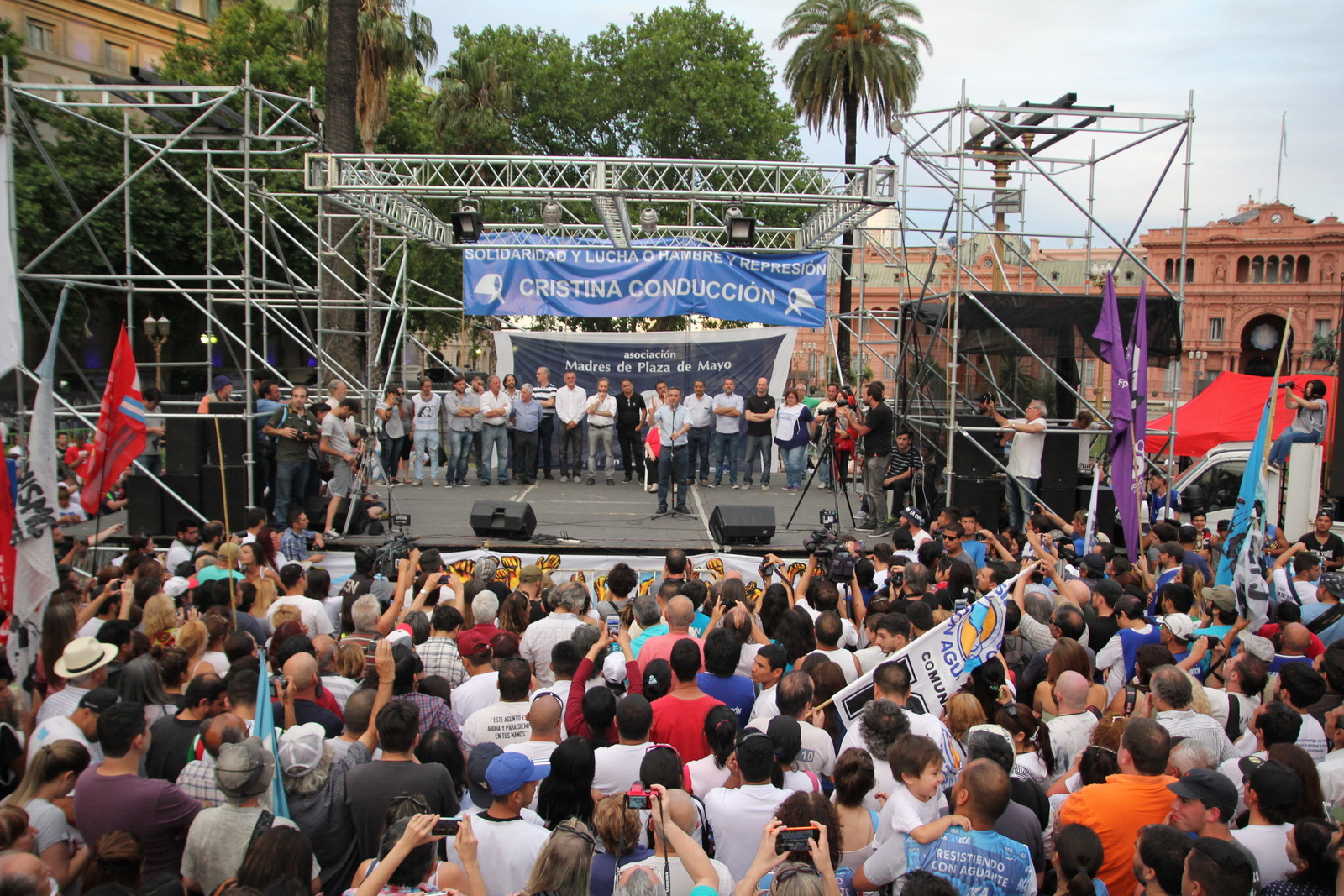Una multitud acompañó el cierre de la Marcha de la Resistencia